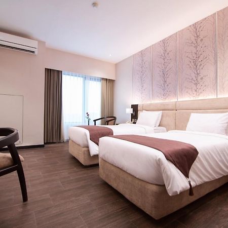 The Sun Hotel Sidoarjo Esterno foto