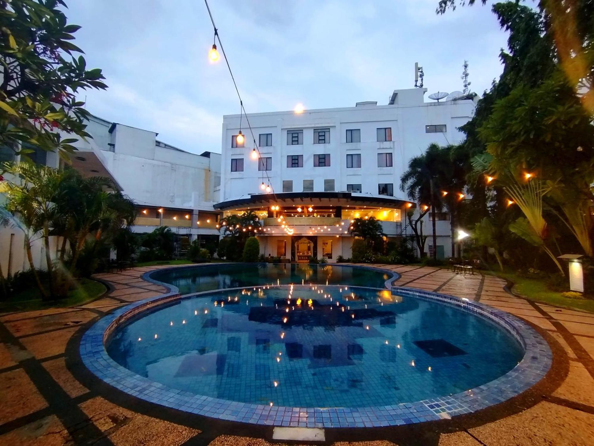 The Sun Hotel Sidoarjo Esterno foto