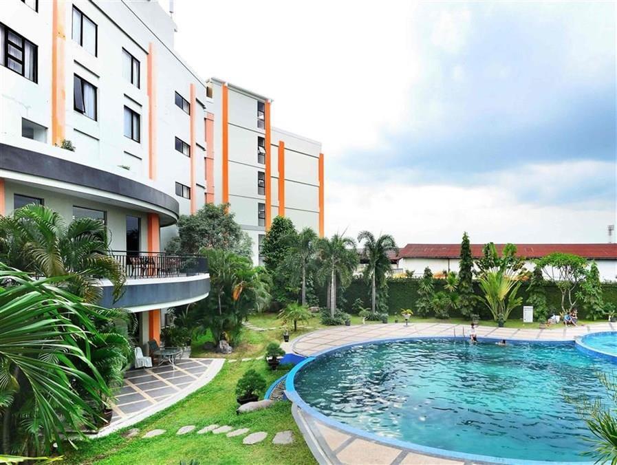 The Sun Hotel Sidoarjo Esterno foto