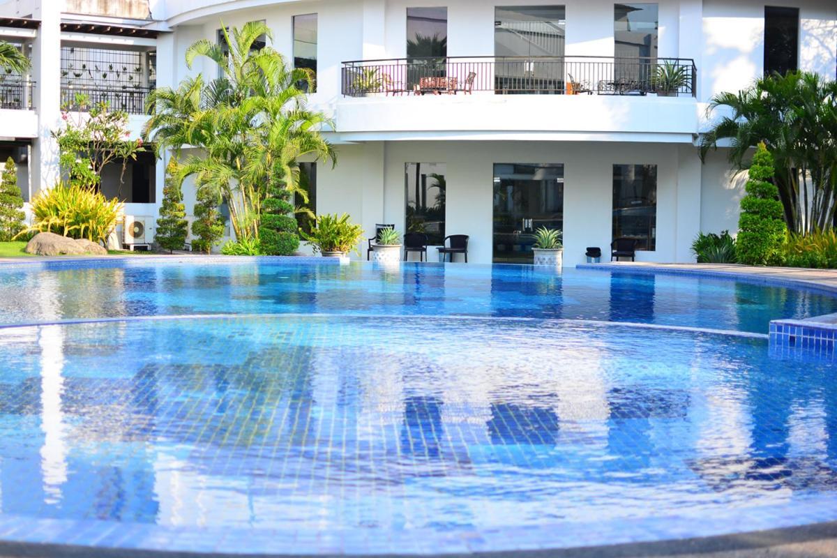 The Sun Hotel Sidoarjo Esterno foto