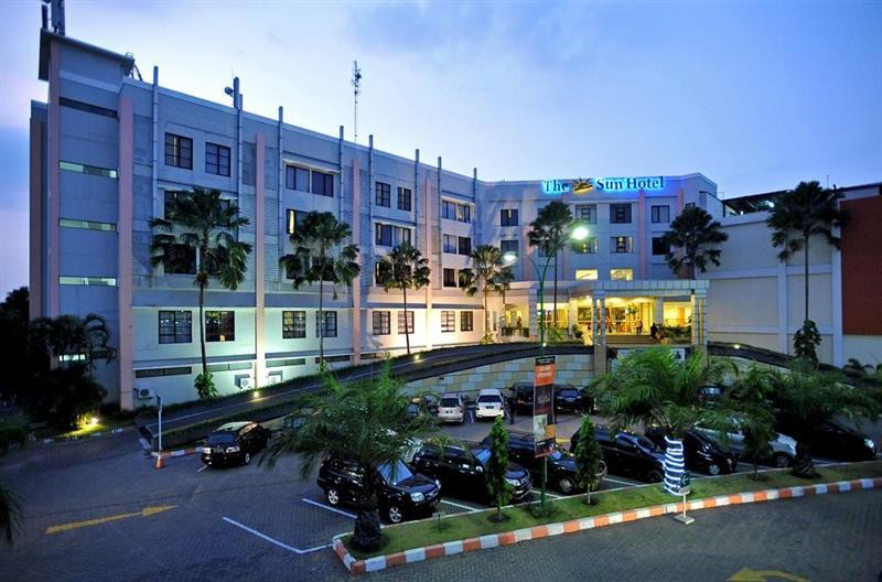 The Sun Hotel Sidoarjo Esterno foto