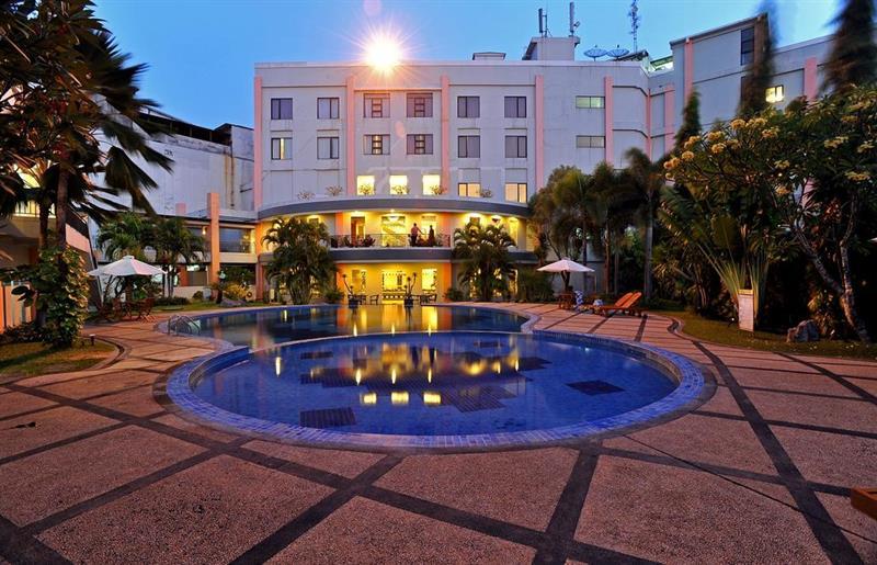 The Sun Hotel Sidoarjo Esterno foto